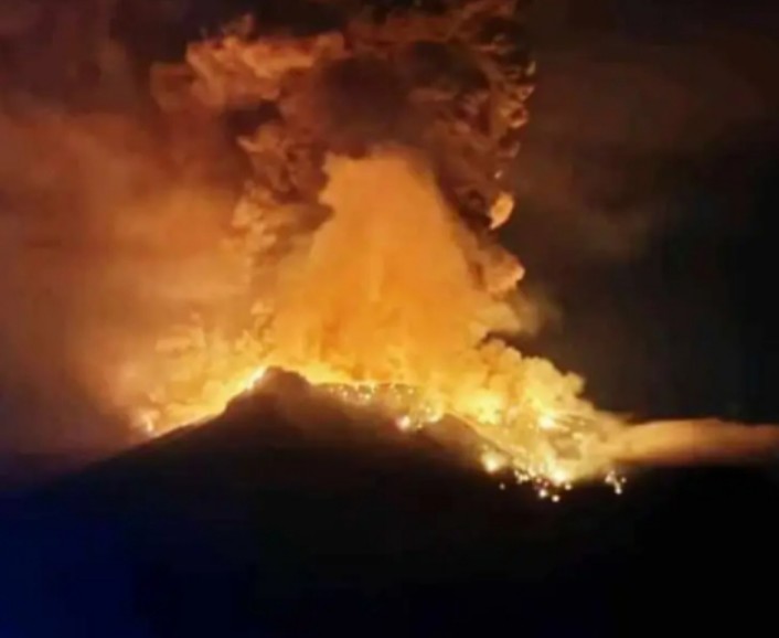 Debu Gunung Ruang Terasa Hingga Kota Manado, Warga Antisipasi Dengan&nbsp;Masker
