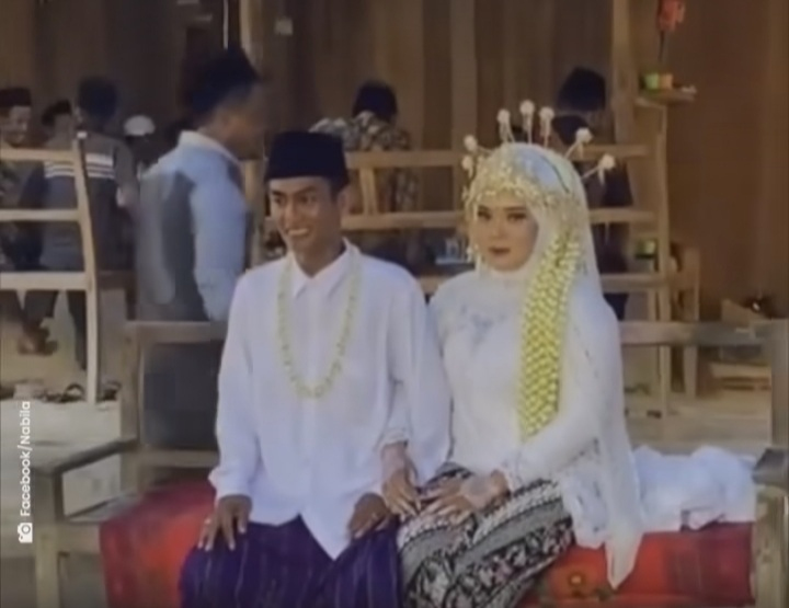 Pernikahan Paling Sederhana di Madura, Tak Ada Tenda Resepsi Hingga Pengantin Duduk di Kursi&nbsp;Kayu