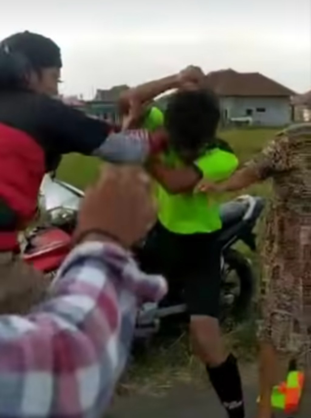 Viral! Wasit Liga Tarkam Kabur ke Luar Lapangan Hingga Dihajar&nbsp;Penonton