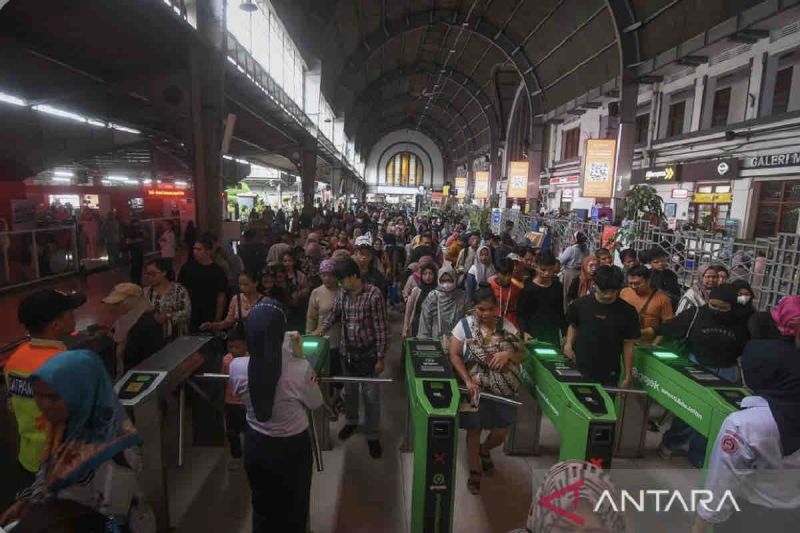 Kereta Commuter Indonesia ANgkut 2,5 juta Penumpang Selama Libur&nbsp;Panjang