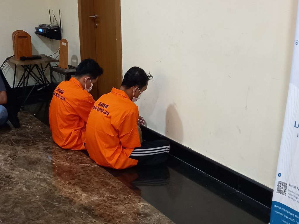 Rekaman CCTV Pelaku Buang Jenazah Pamannya di Tangsel Pakai&nbsp;Motor