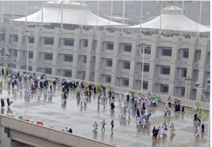 Di Tengah Panas Ekstrem, Kawasan Mina Tiba-tiba Turun Hujan